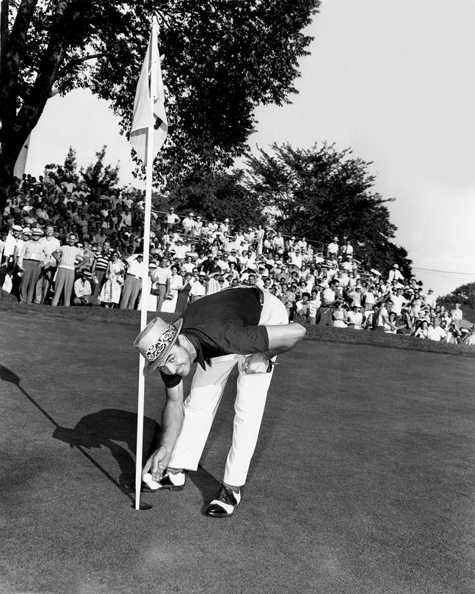 1949 Famous Golfer SAM SNEAD Glossy 8x10 Photo Golf Print Sinking the Putt!