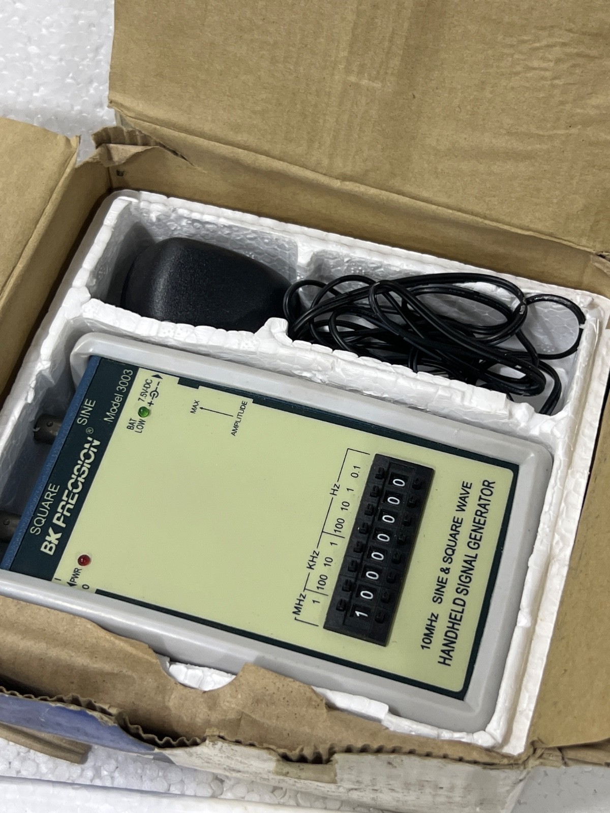 Bk precision 3003 10mhz Sine/Square Wave Handheld Signal Generator
