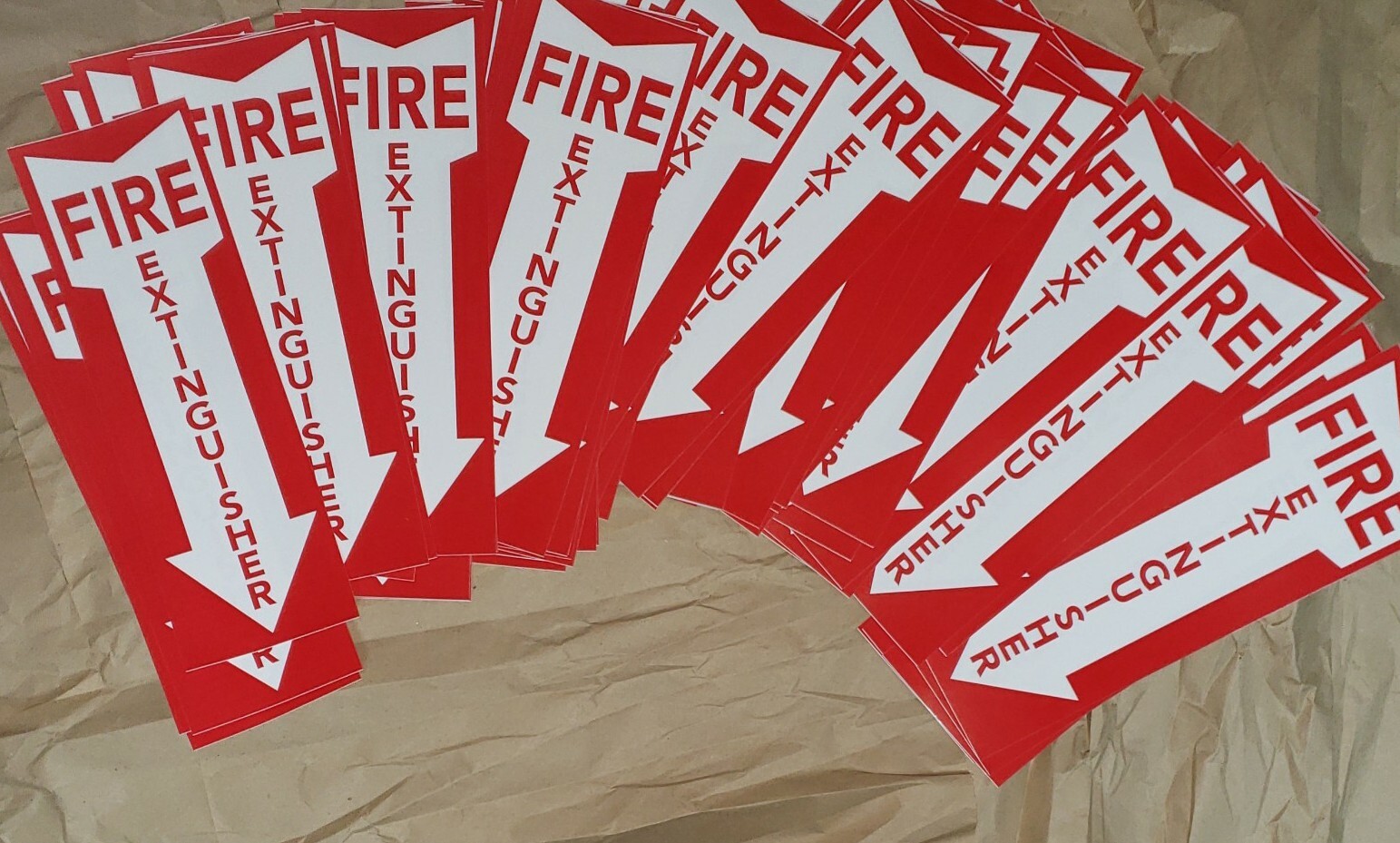 🤡🔥🧯LOT OF 100 SELF ADHESIVE VINYL 4X12 FIRE EXTINGUISHER ARROW SIGNS...NEW 🤡