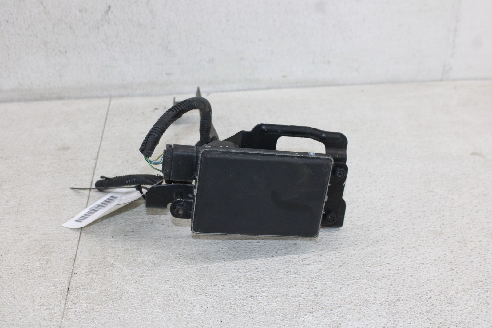 Camera/projector RADAR UNIT FRONT BEHIND BUMPER CVR 4DR AS SEEN LINCOLN MKC 2018