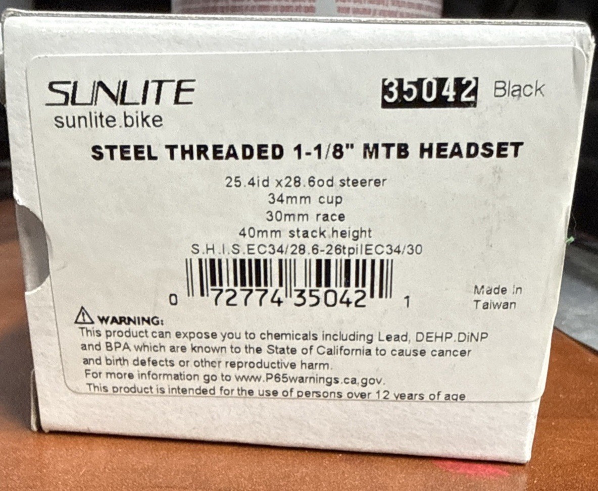 Headset Threaded MTB Black 1 1/8 x 25.4 with Dust Seal New In Box