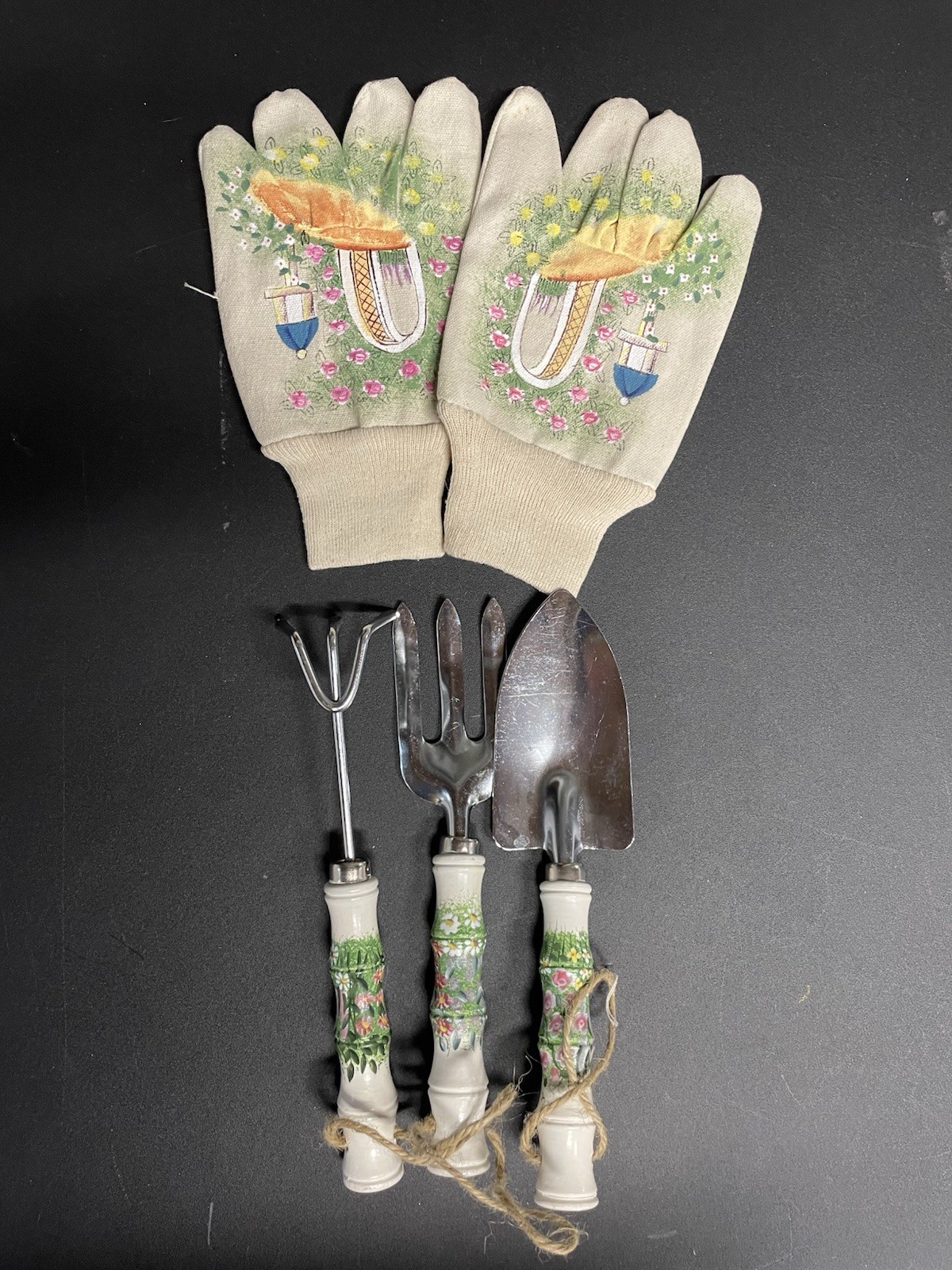 Gardening Accessories - Decorative & Usable Gloves And Tools