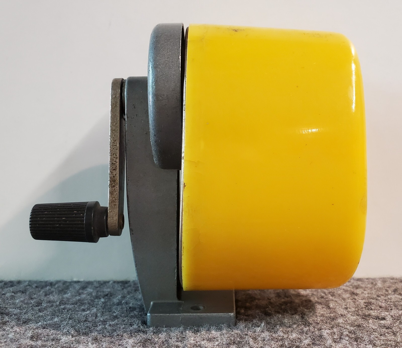 Bulldog Yellow Pencil Sharpener Manual Hand-Crank Boston Hunt Pen Retro VTG HTF
