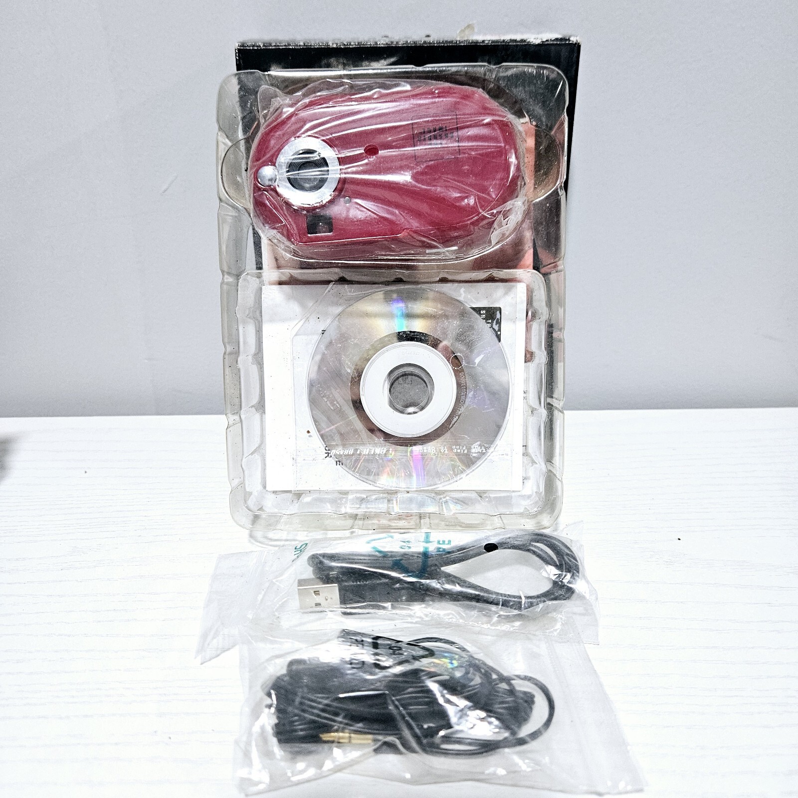 2010 Avon The Sharper Image Digital Camera Red NEW Open Box