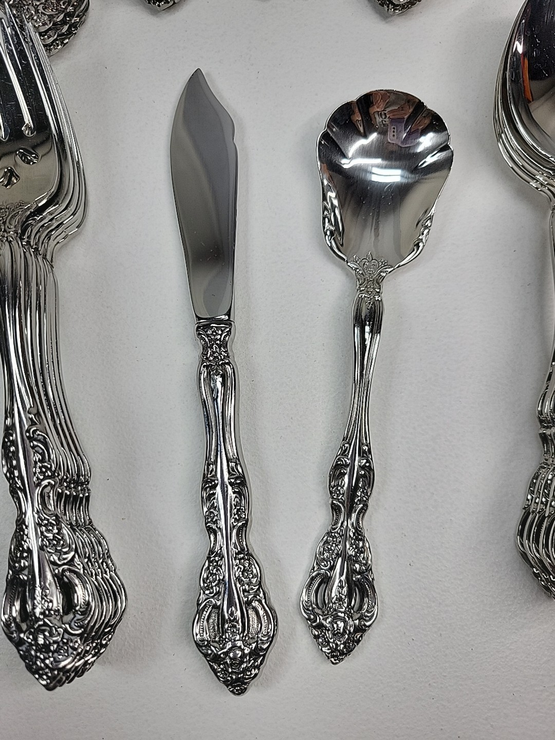 ONEIDA Heirloom Cube Michelangelo Stainless Flatware 60 +Pieces Service for 12