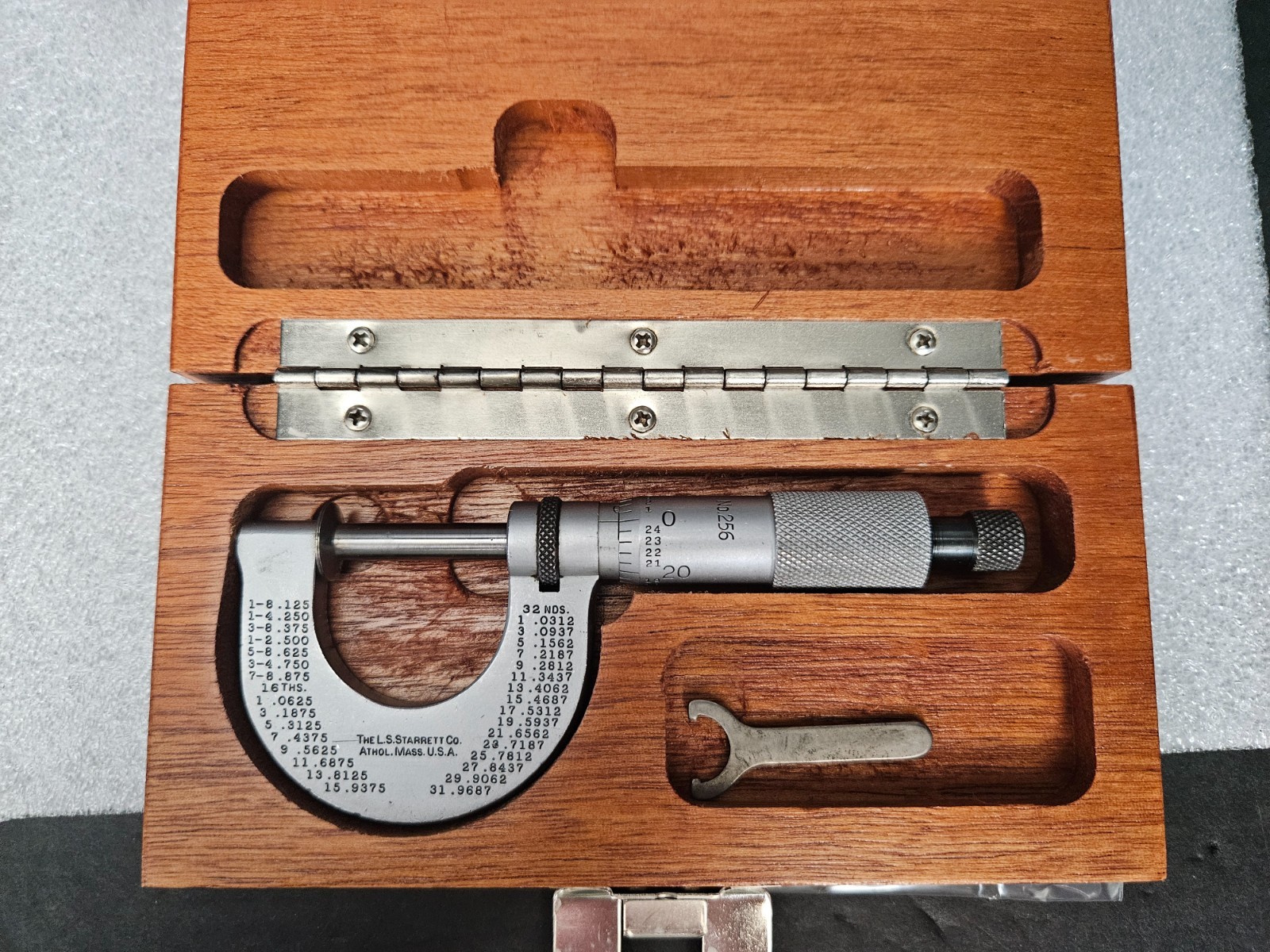 STARRETT #256 OUTSIDE DISC FLANGE MICROMETER 0-1" W/WOOD CASE (TL2619)