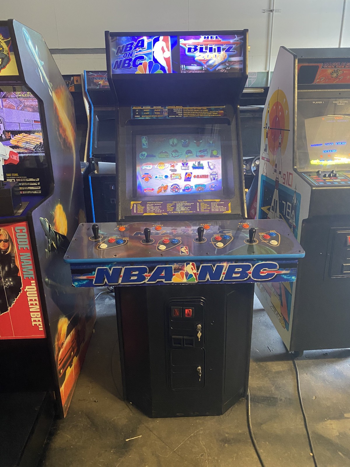 SHOWTIME BLITZ ARCADE MACHINE by MIDWAY 2000 NBA/NFL (Excellent Condition)