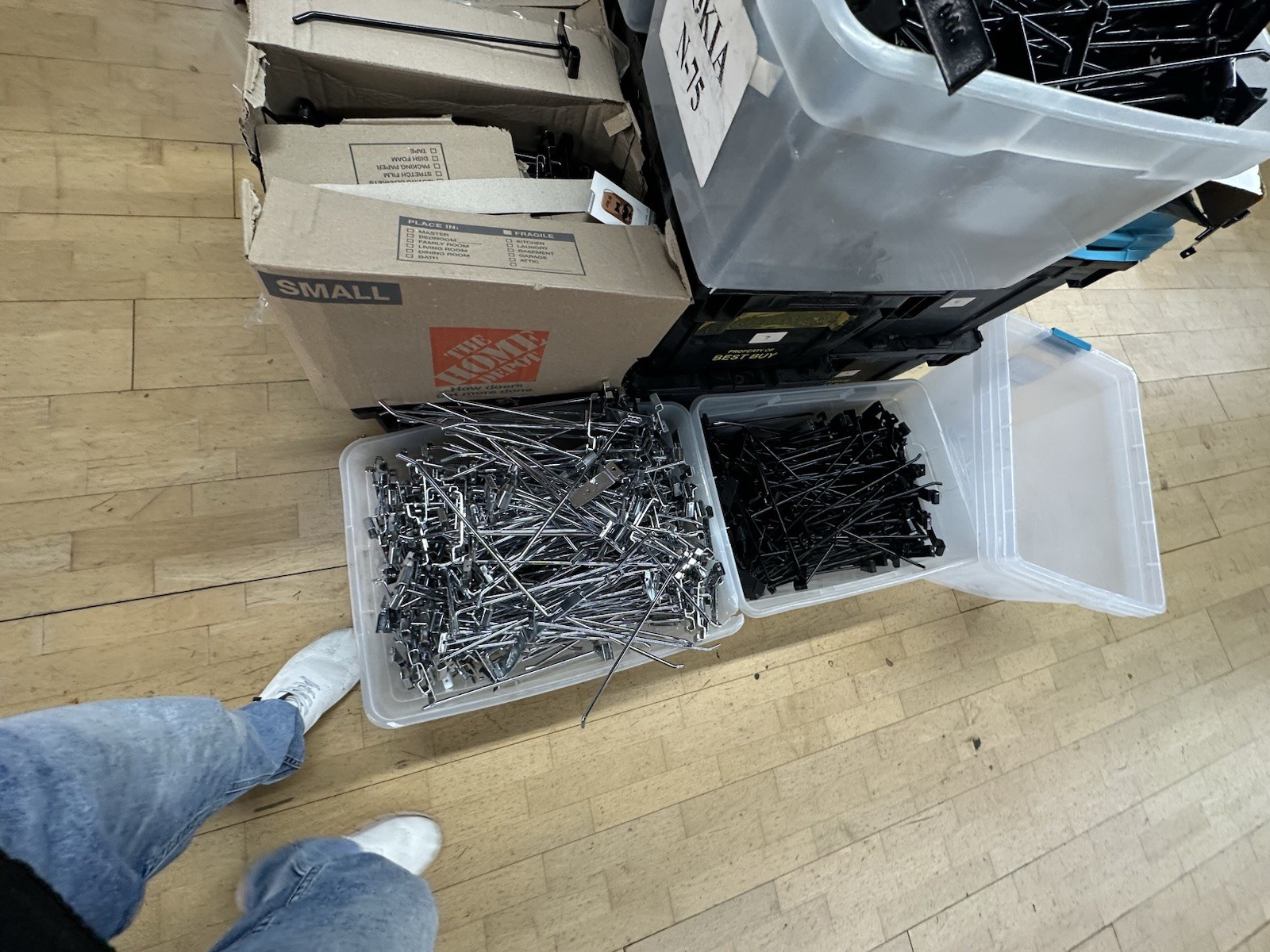 Slatwalls Gridwalls Hooks/Hangers Different Sizes.
