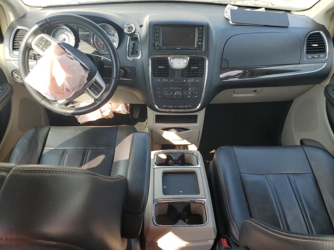 TOWN COUN 2014 Glove Box 4894963