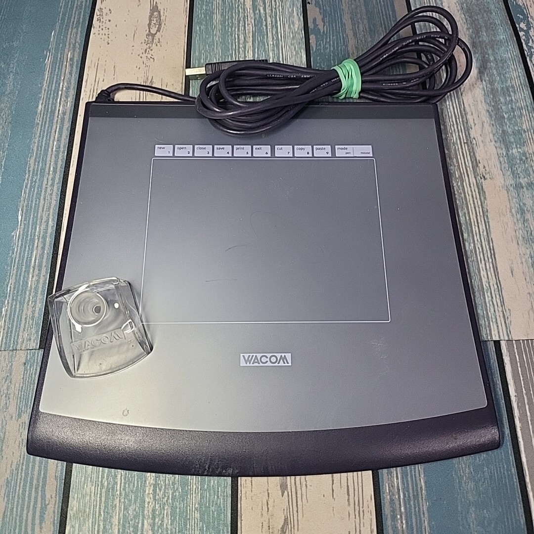 Wacom Intuos 2: 4 x 5 USB Graphics Tablet (XD-0405-U) W/Overlay & Pen Stand