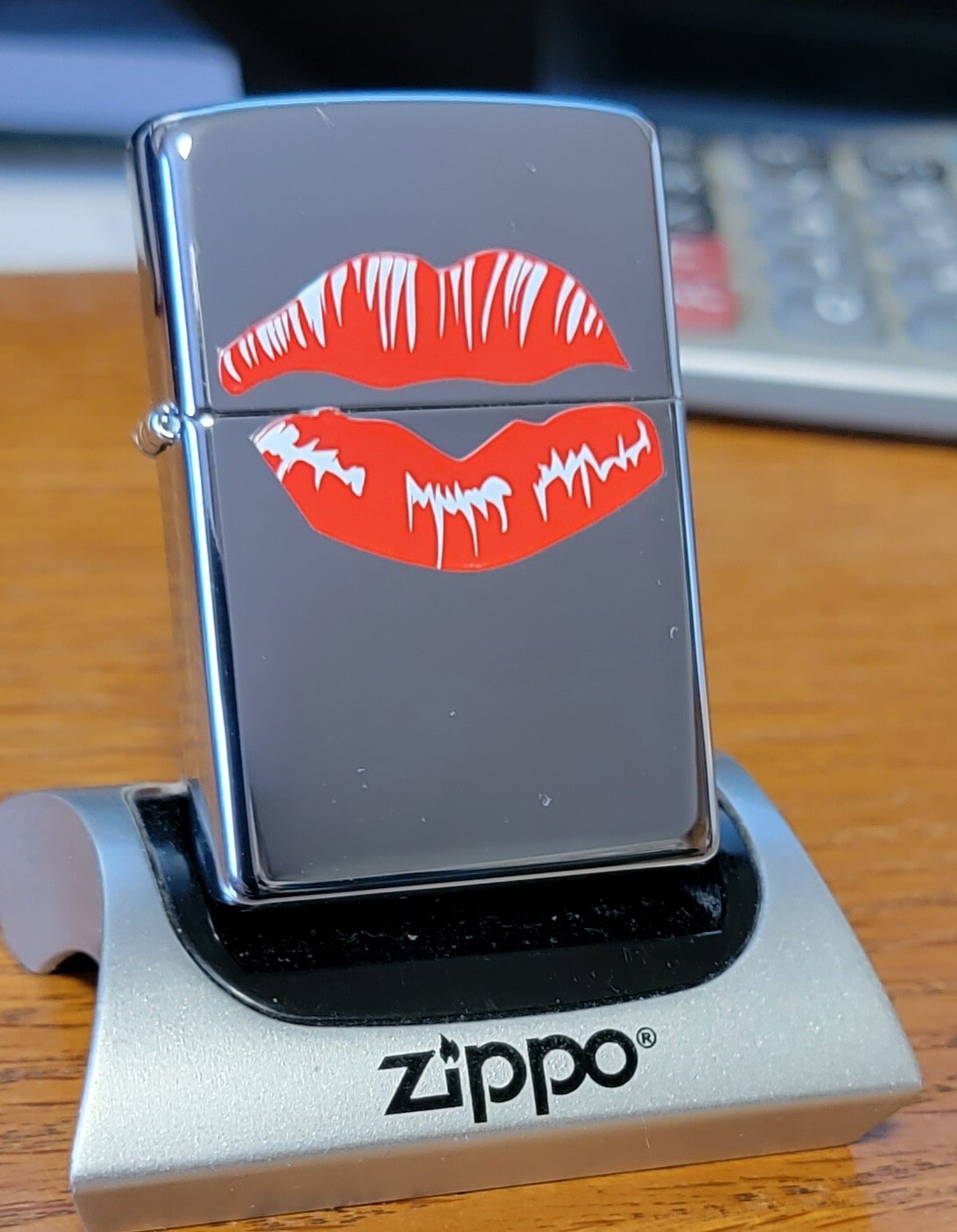 Zippo 24037 Hot Lips High Polish Chrome New in Original case Retired 2007