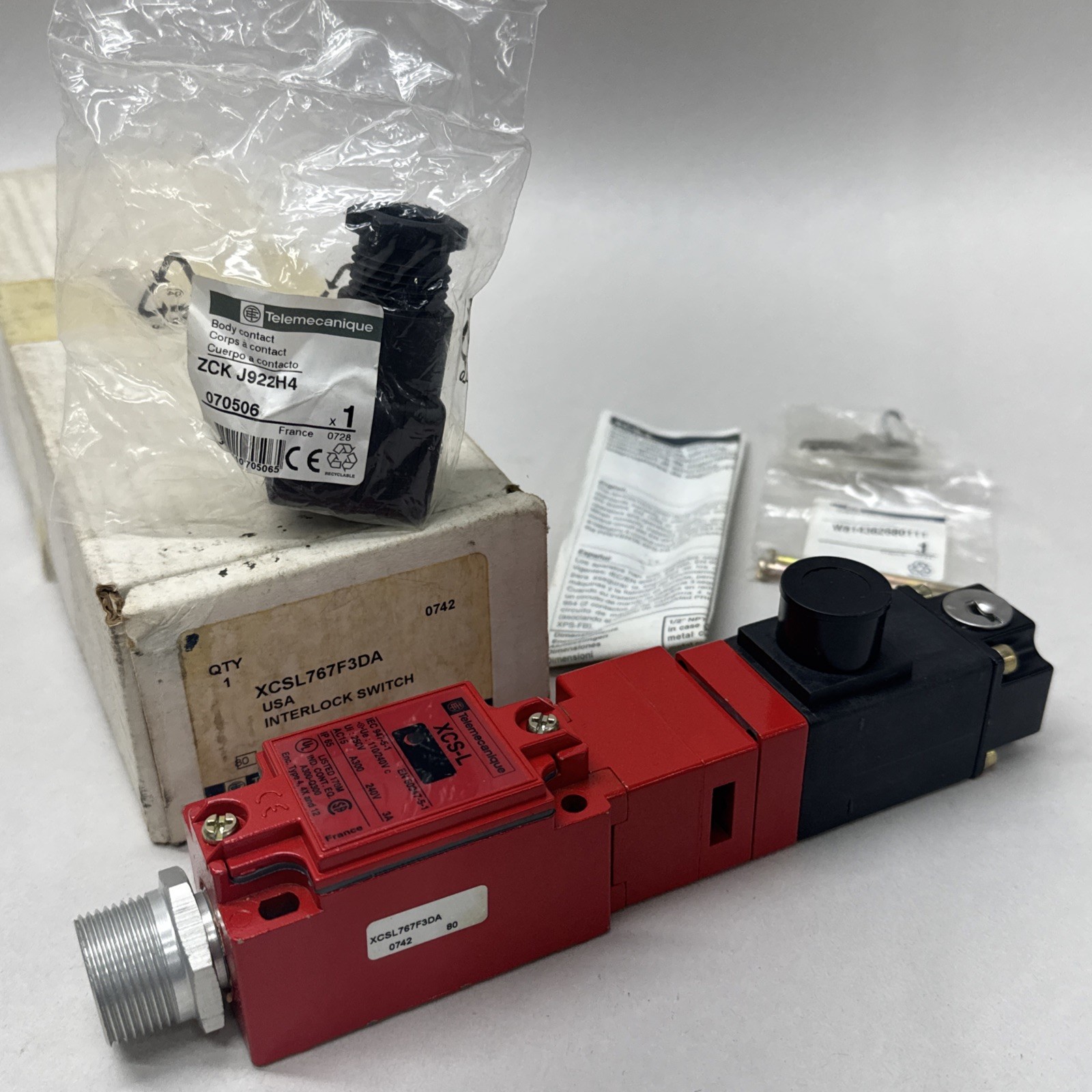 Telemecanique XCSL767F3DA Safety Interlock Switch USA XCS-L BRAND NEW