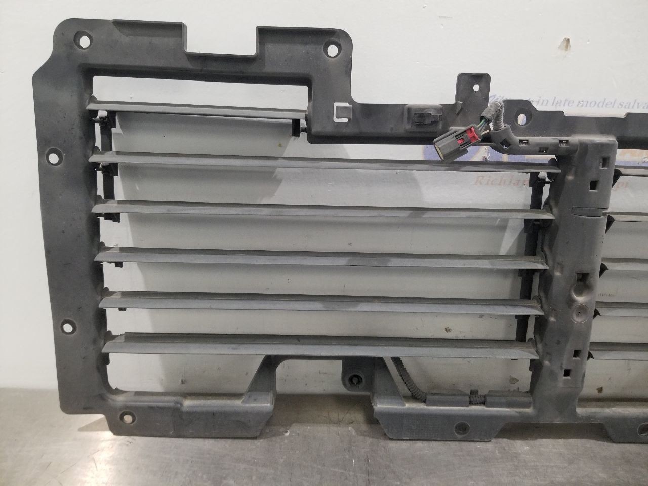 17 CADILLAC ESCALADE AIR SHUTTER 6.2L