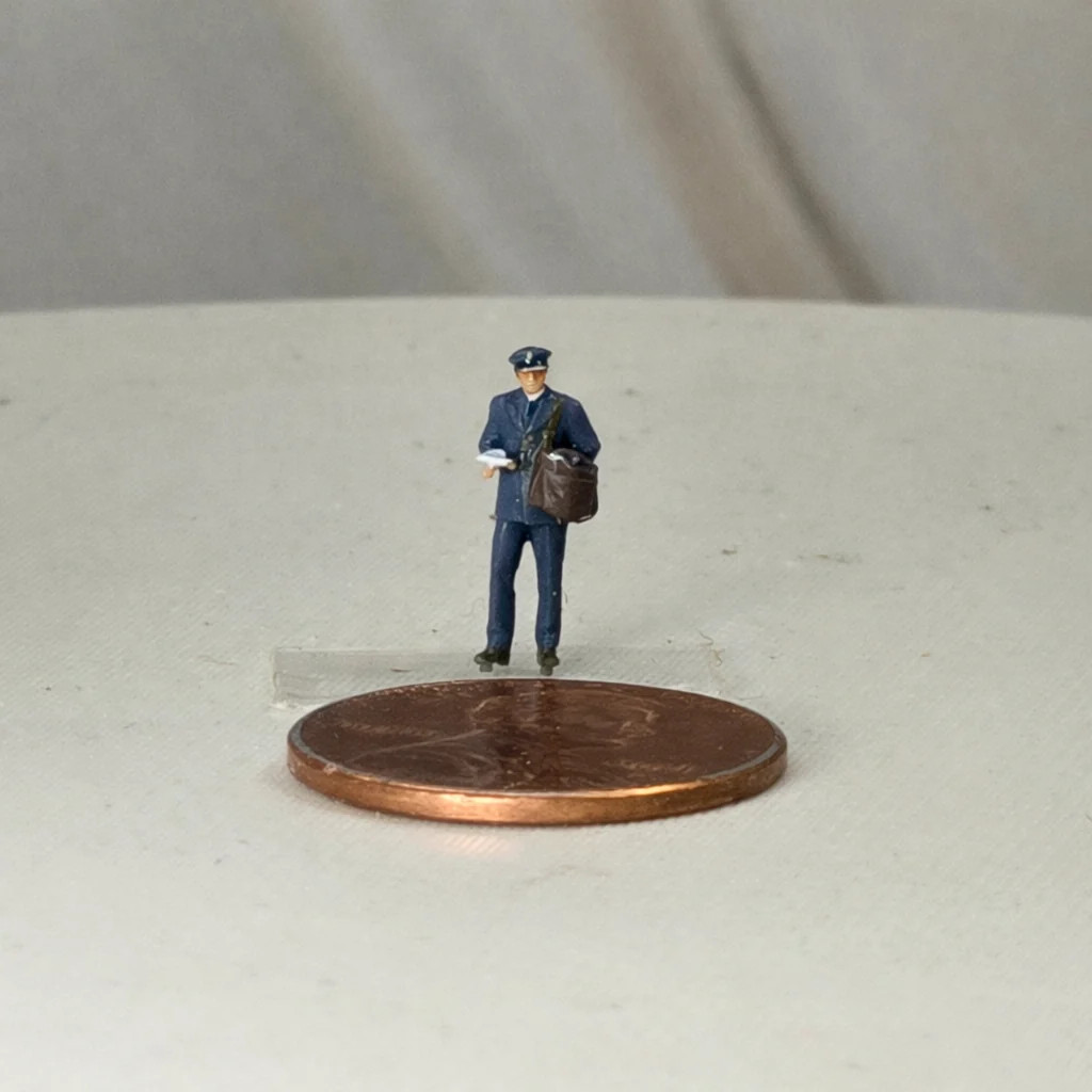 N Scale Postman with Mailbag – Delivery Figure people