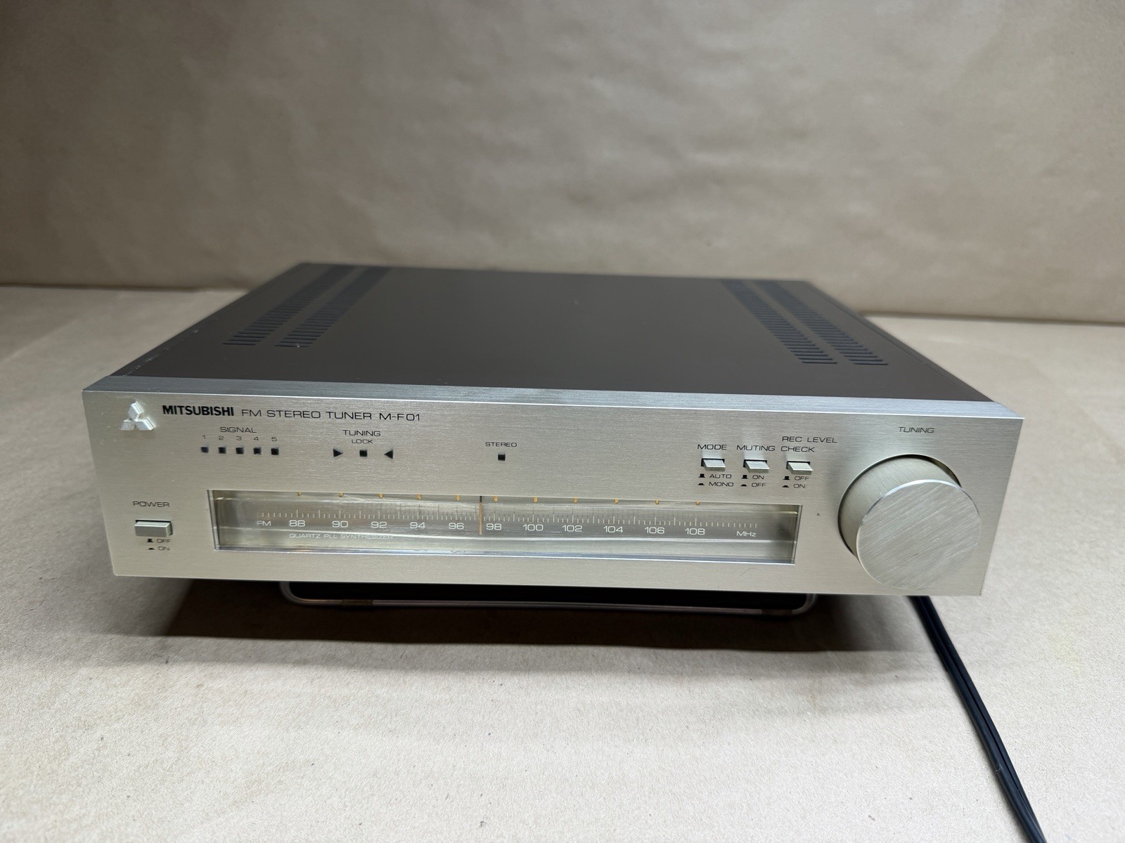 Mitsubishi FM Stereo Tuner M-F01 Vintage Preamplifier