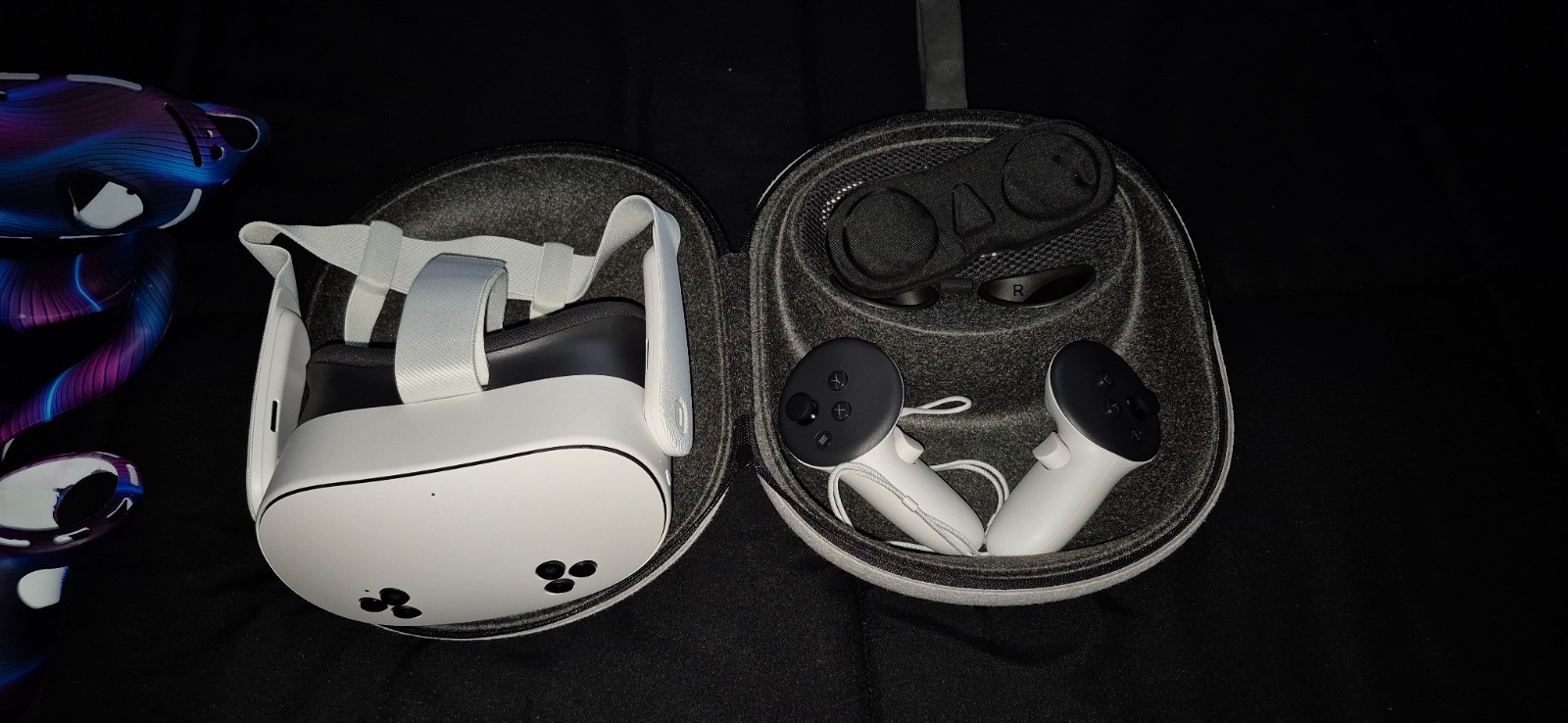 Meta Quest 3S Virtual Reality with Case (128GB, White) with Case