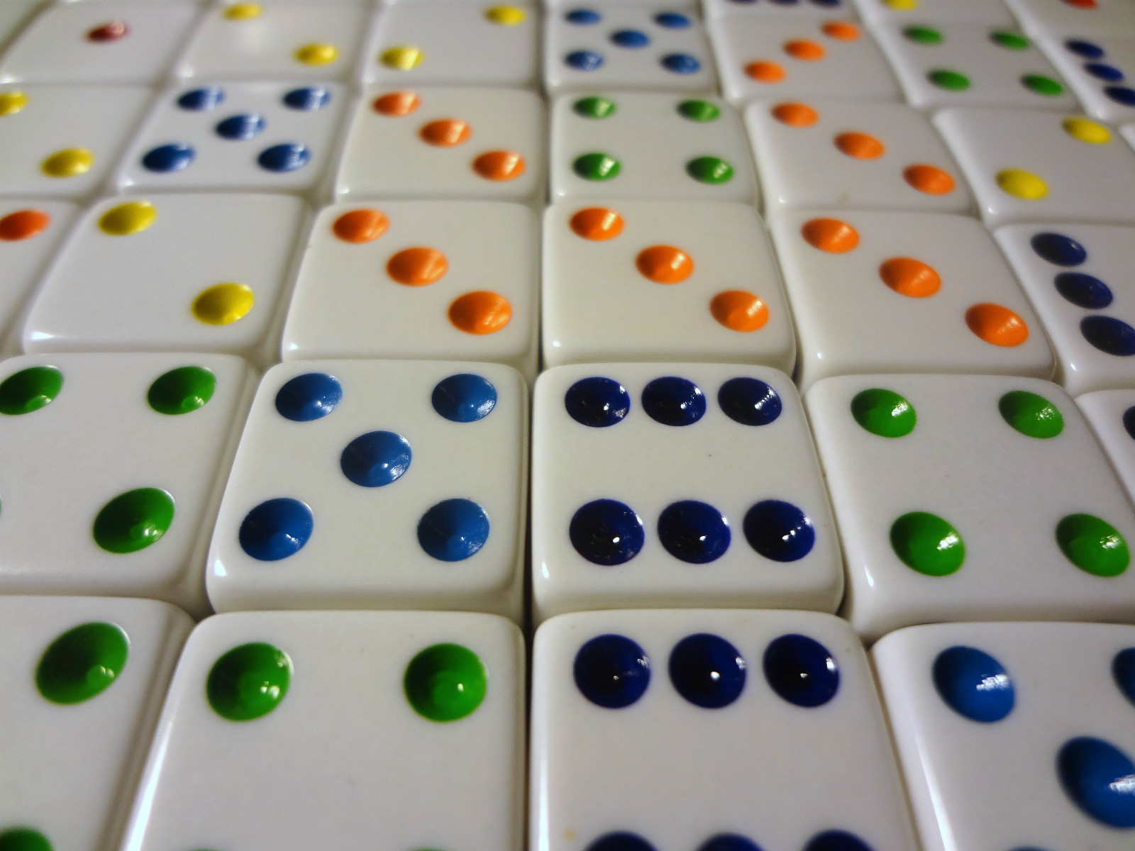 Lot of 25 White Dice with Colored Pips 16mm 16 mm D6 Square Gaming Casino