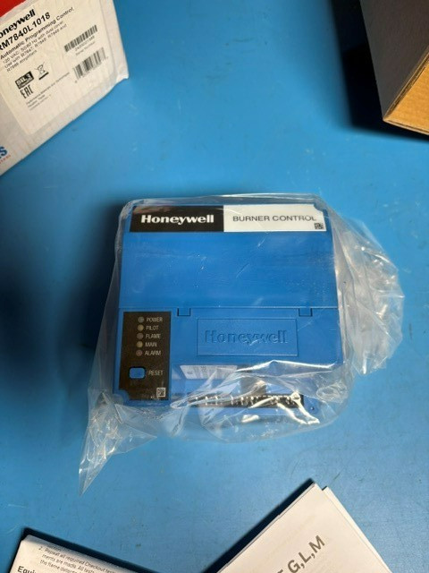 Honeywell Automatic Programming Control. RM7840L1018. New in box!!