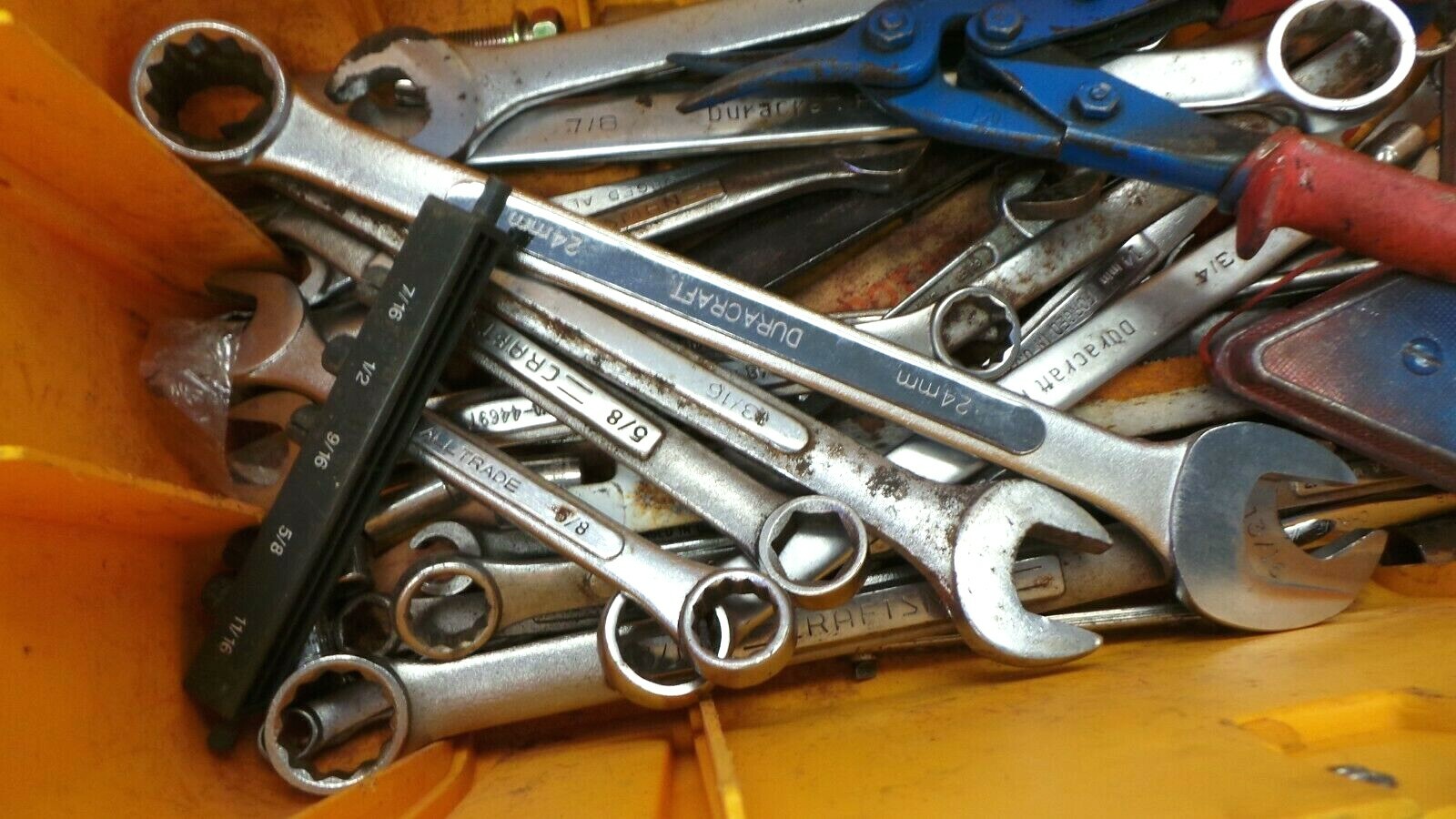 MISC. HAND TOOLS IN CRAFTSMAN TOOL BOX (94934-1 NO LOC. FF-17)