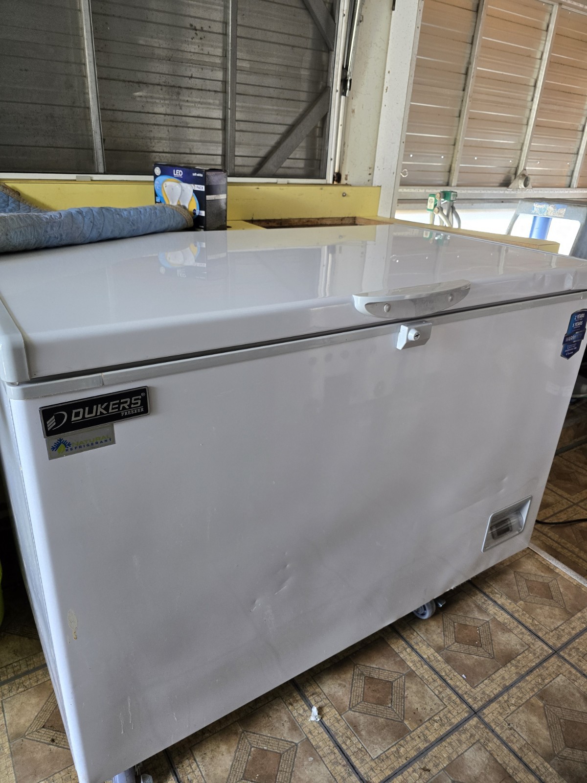 DUKERS BD/BG-420 Commercial Chest Freezer 12.9 CUBIC FEET