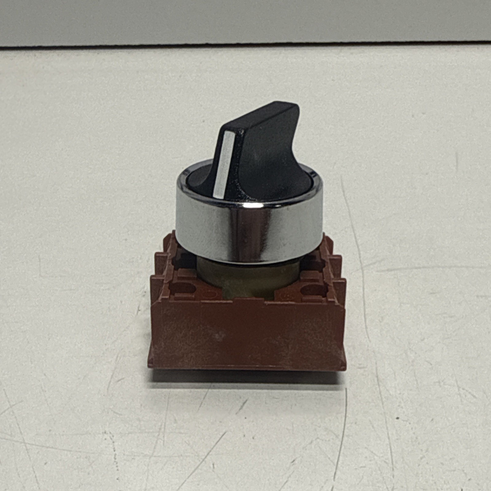 NEW SIEMENS 3SB02-2MKB 2 POSITION SELECTOR SWTCH 22MM BLACK