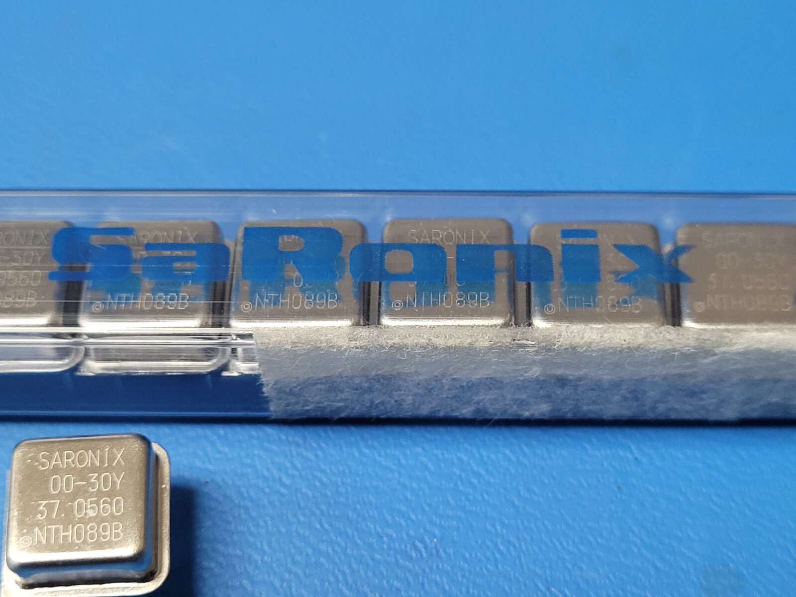 (4 PCS) NTH089B37.0560 SARONIX CLOCK OSCILATTOR 37.0560 1/2 SIZE DIP-8