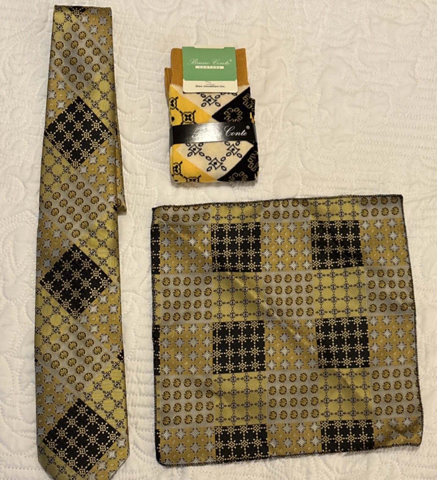 Bruno Conte Men's Patterned Accessory Set Tie Socks Handkerchief Gold & Black