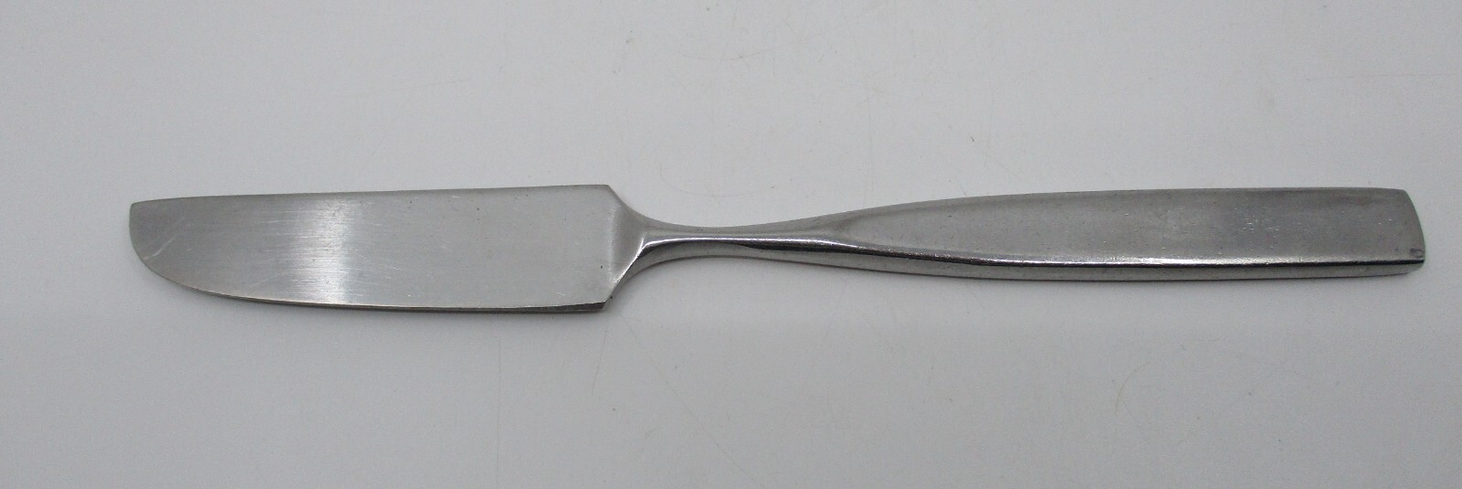 TOWLE  STAINLESS BEDFORD DINNER KNIFE - 8 1/8 " 07P