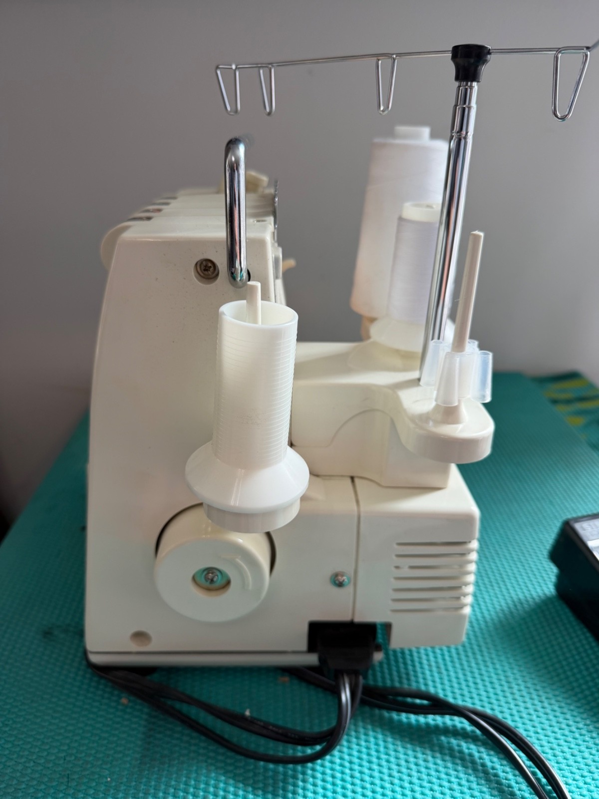 SINGER QuantumLock 14U Serger Sewing Machine - Working - Missing Cylinder Cover
