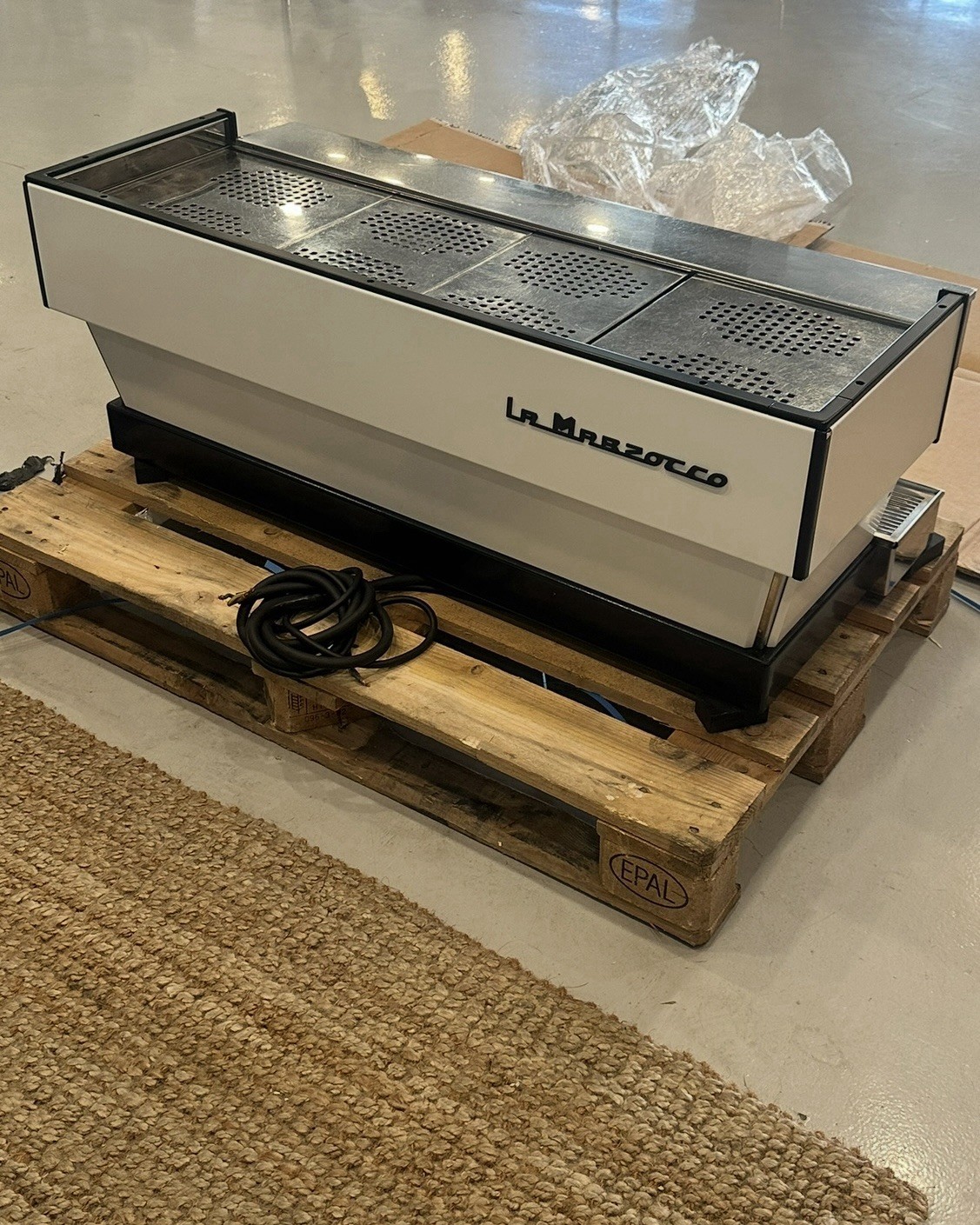 La Marzocco Linea 4-group Espresso Machine matte White & Black Stainless Steel