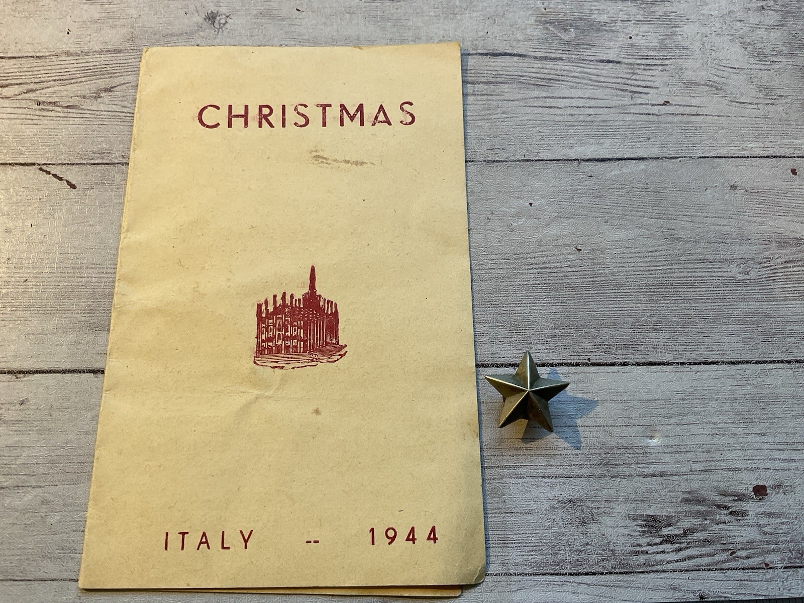 ORIGINAL WWII CHRISTMAS IN ITALY 1944 USAAF MASS BOOKLET PLUS ITALIAN CAP BADGE