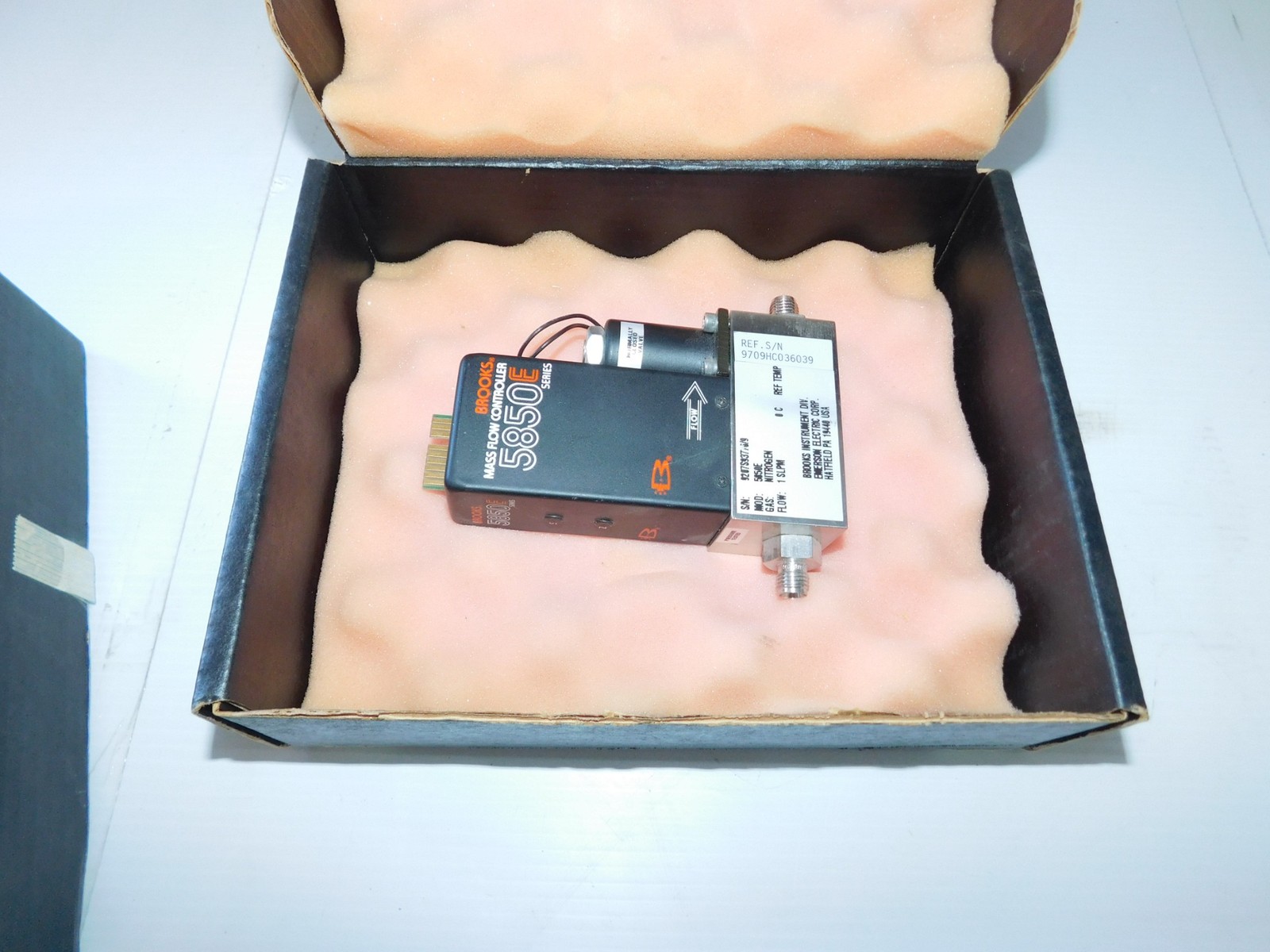BROOKS MASS FLOW CONTROLLER 5850E SERIES 20 SCCM NITROGEN (PLS65)