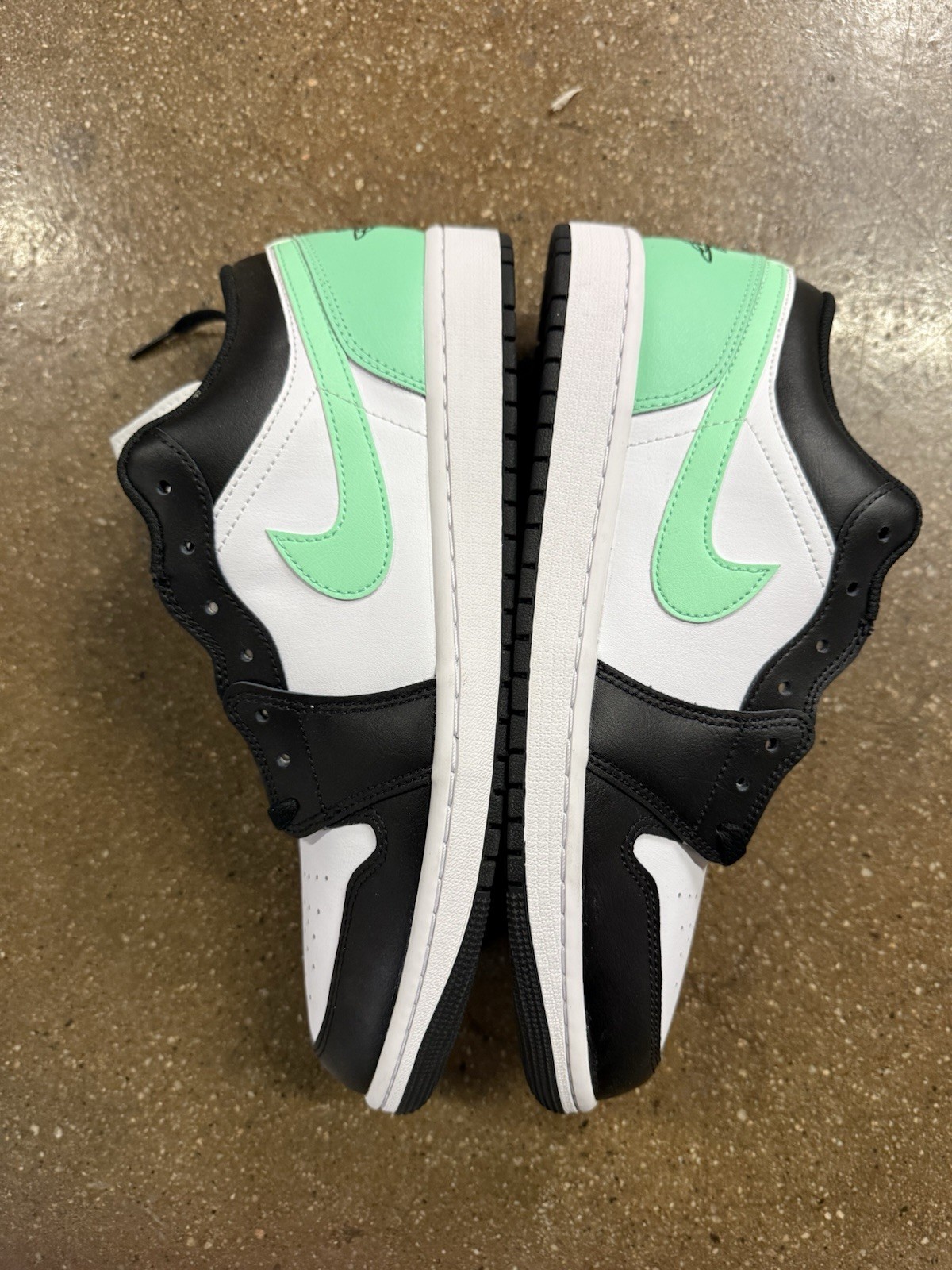 Nike Air Jordan 1 Low Green Glow Mens Size 11