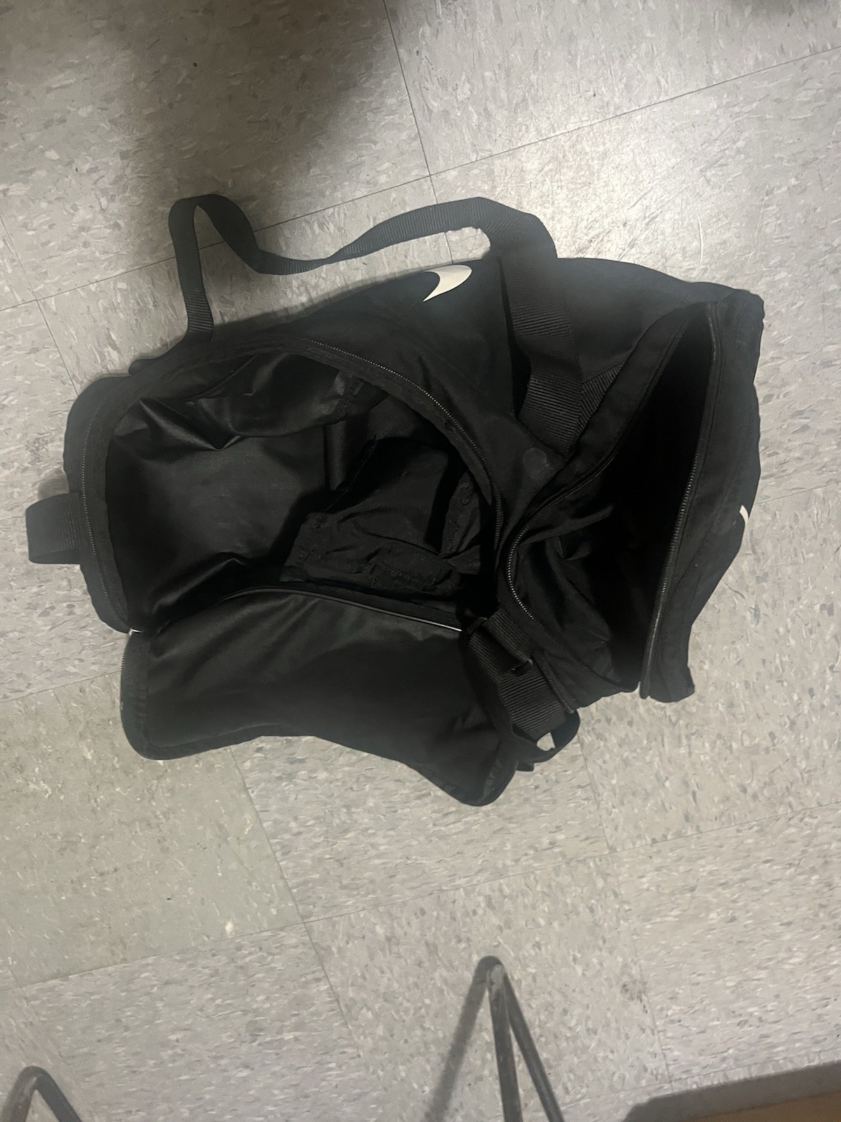 Nike Black Polyester Gym Duffel Bag Zip Closure Adjustable Strap