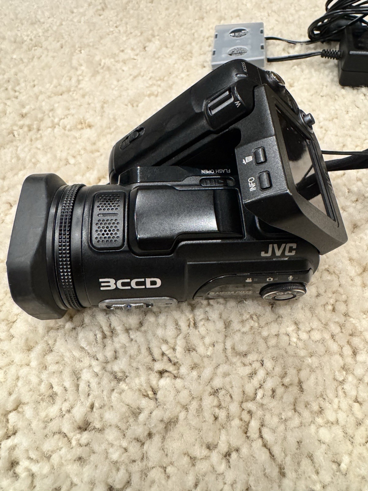 JVC Everio GZ-MC200 Flash Media Camcorder