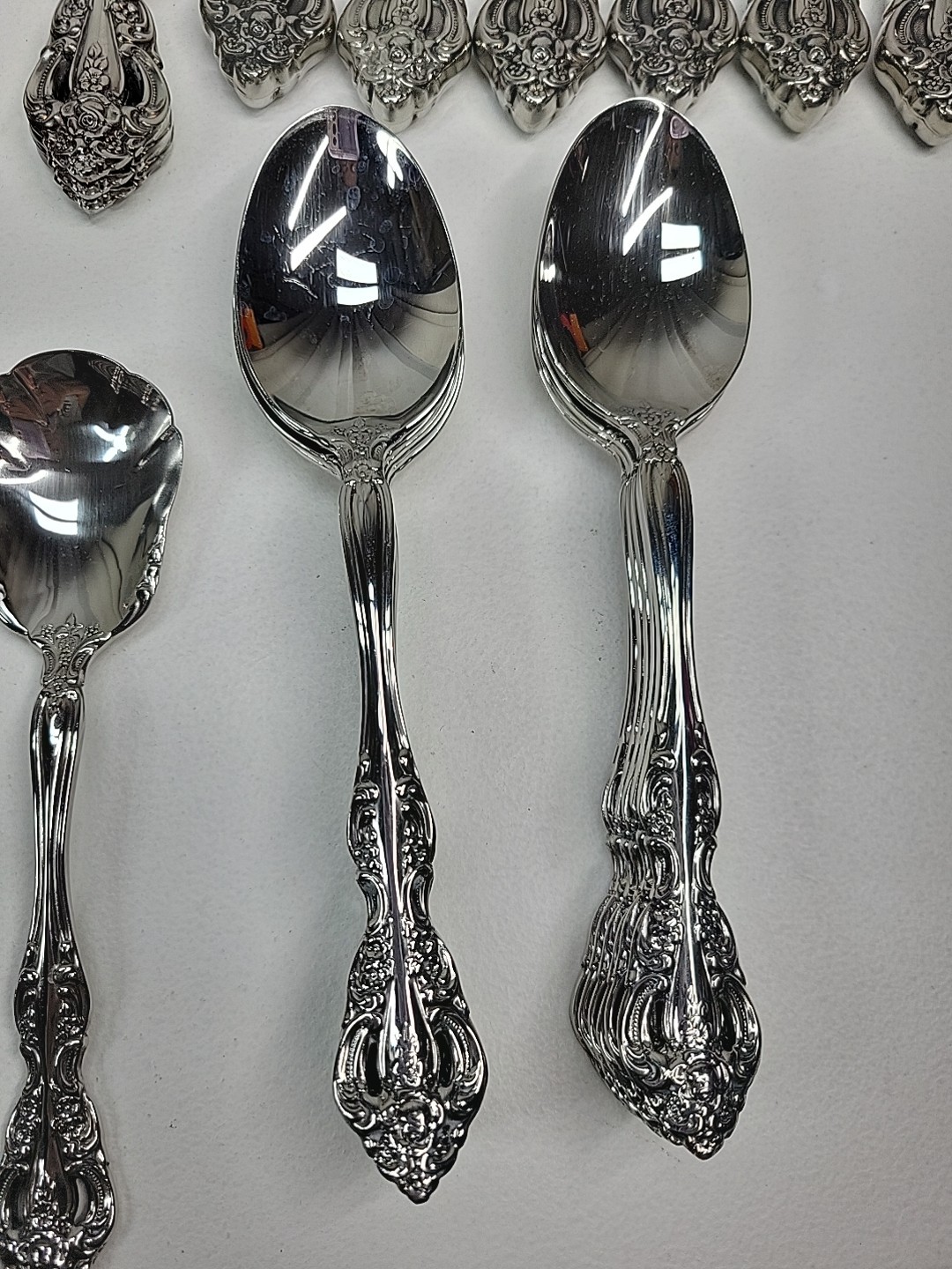 ONEIDA Heirloom Cube Michelangelo Stainless Flatware 60 +Pieces Service for 12