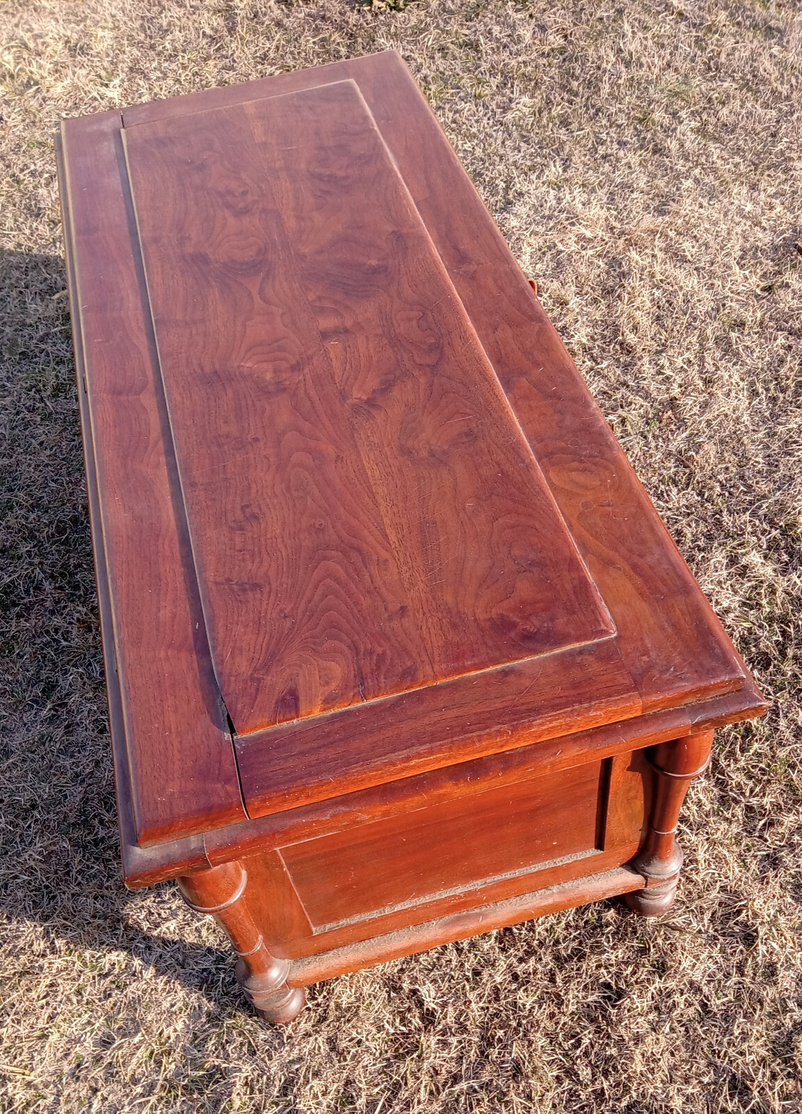 Walnut Cedar Chest / Blanket Chest / No Locking Mechanism
