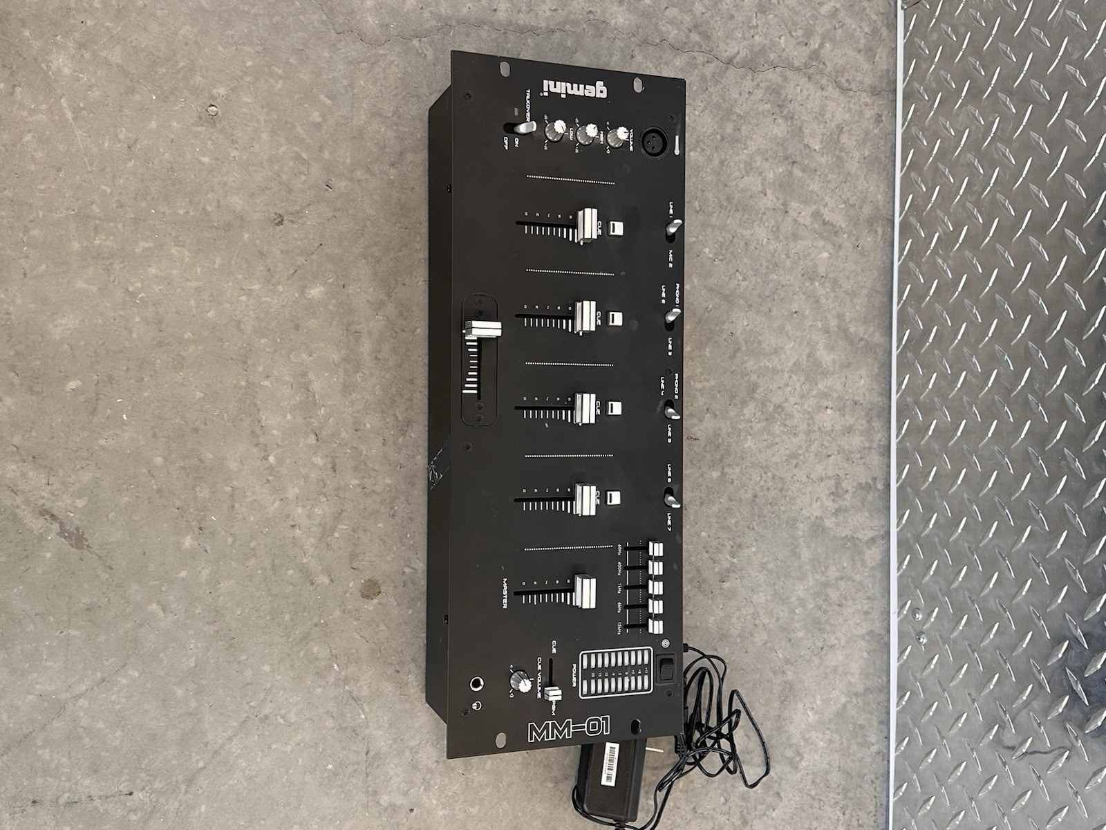 Gemini MM-01 DJ mixer