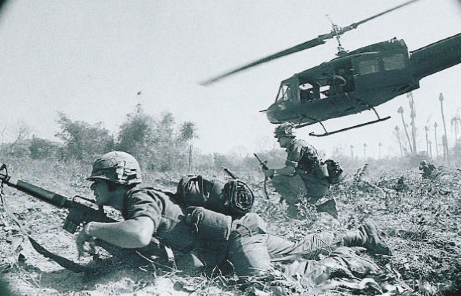Vietnam  War  Photo --  Soldiers In Landing Zone