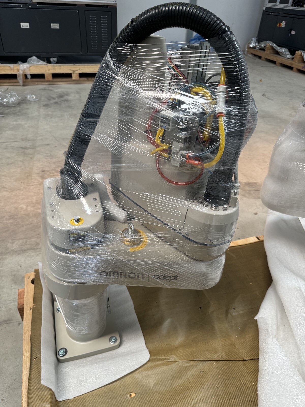 OMRON ADEPT ECOBRA 600 SCARA ROBOT W/ CABLES + ESTOP