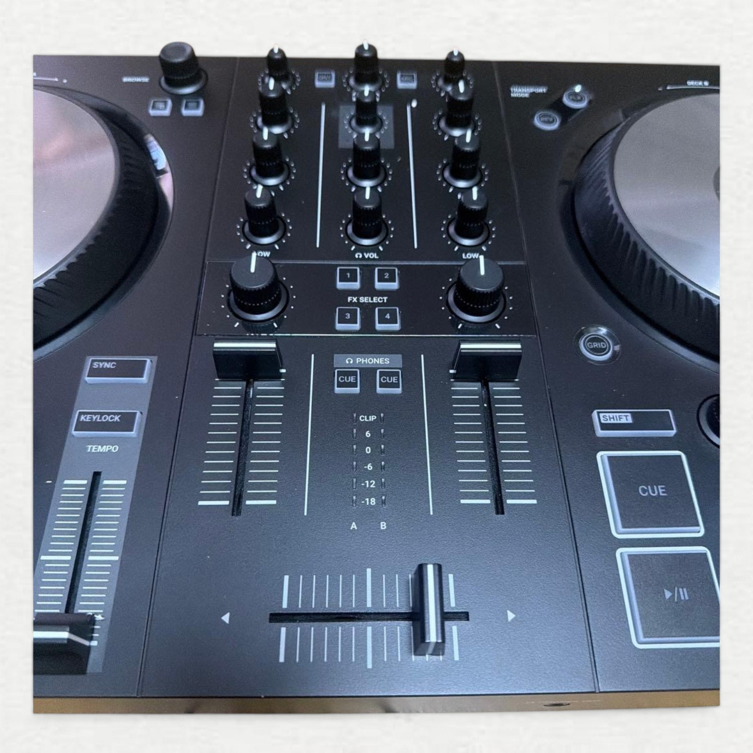 Native Instruments Traktor Kontrol S2 MK3 DJ Controller Tabletop 2-Channel Black