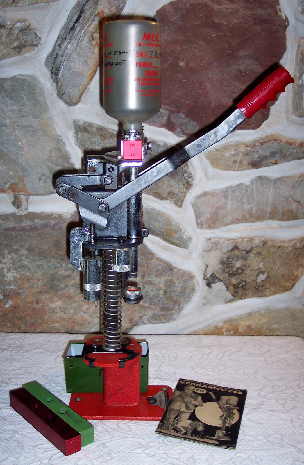 MEC 700 Versa-MEC Reloader + Charge Bars & Booklet