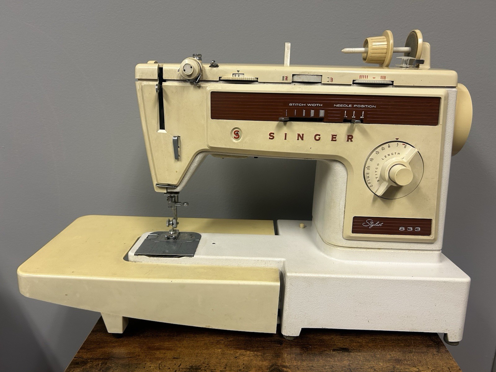 Singer Stylist 833 Sewing Machine with Foot Pedal Cream Vintage TESTED WORKING