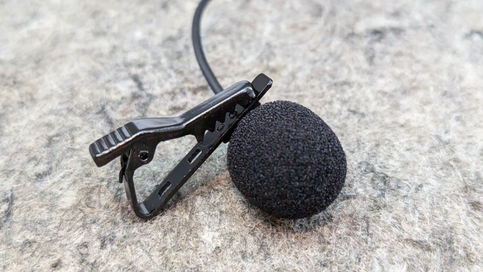 LavMicro U1A Clip-On Lavalier Microphone with 6.6' (2m) Cable/Lightning Adapter