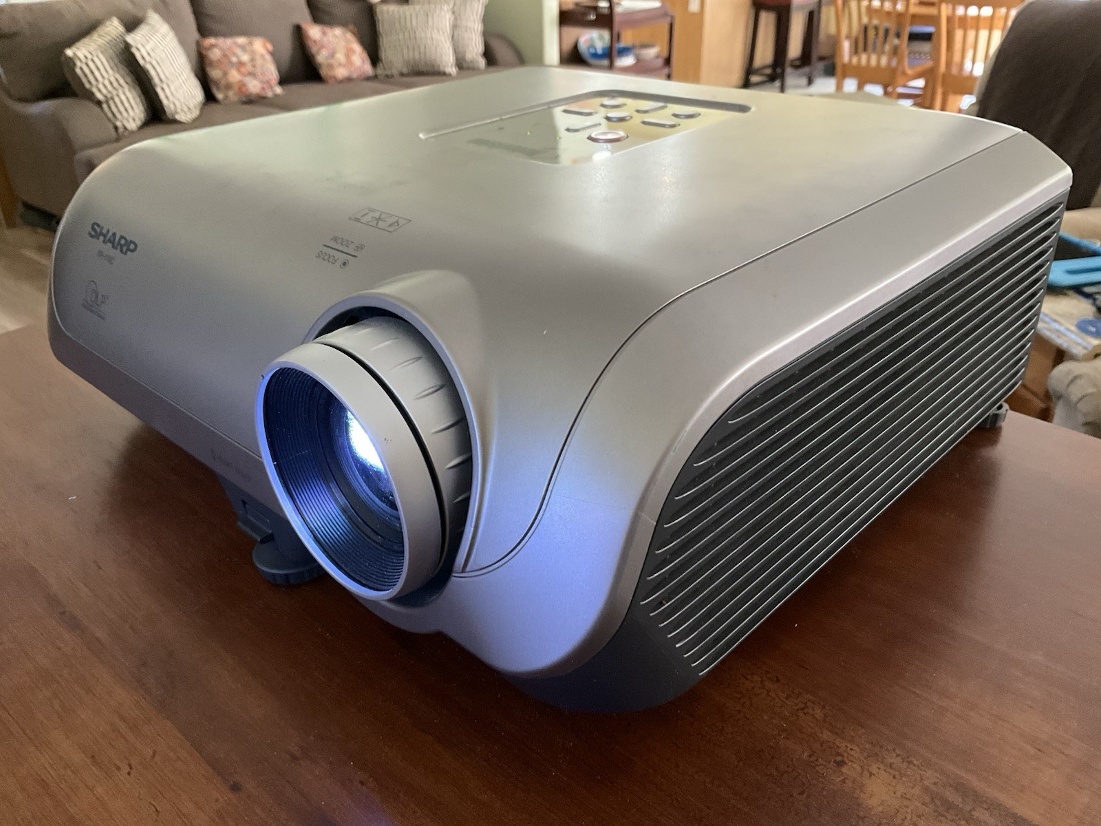 Sharp XR-11XC Notevision DLP Projector 2000 Lumens XGA 1024x768 & Case No Remote