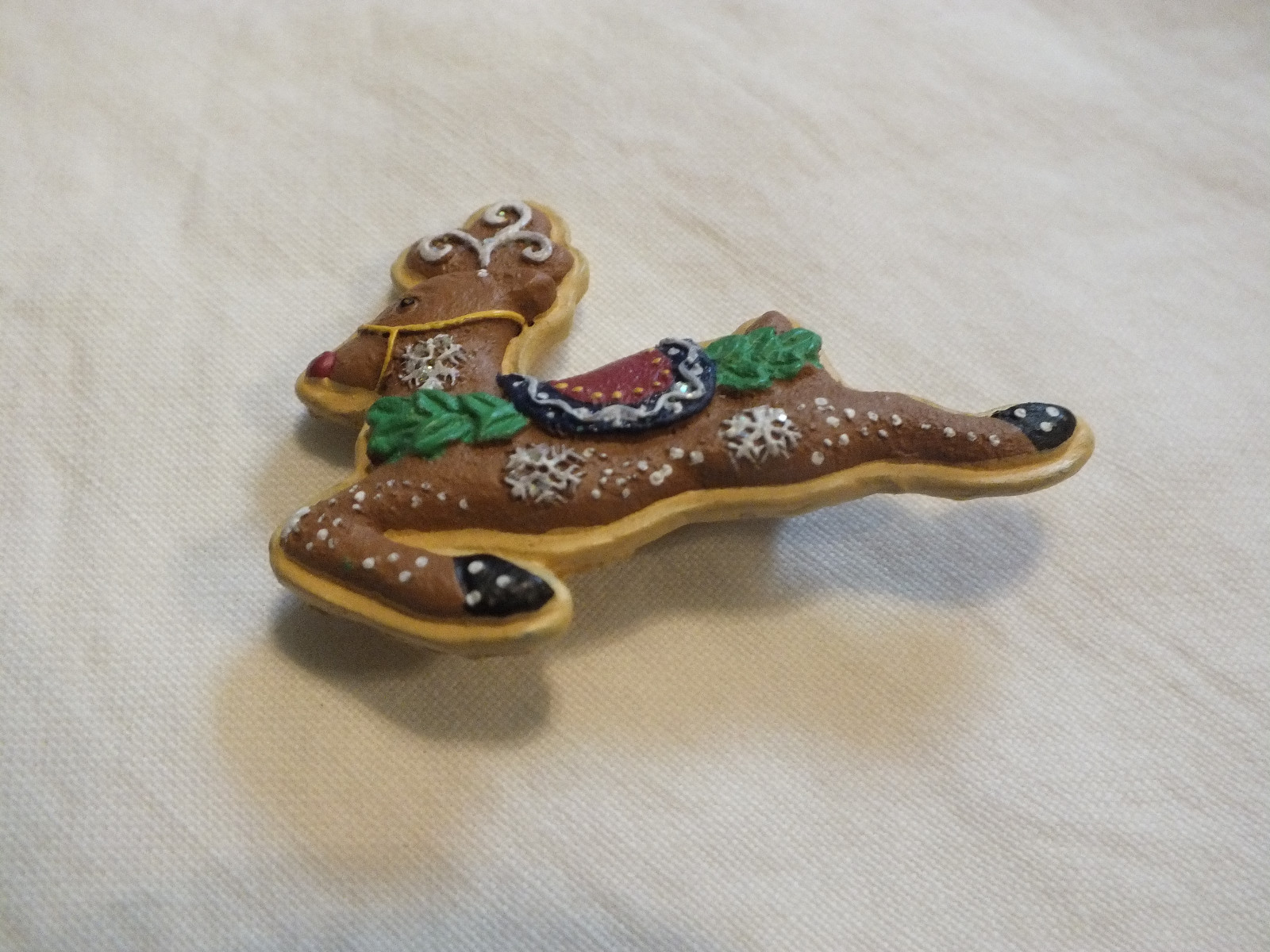 Beautiful Christmas Brooch Pin Resin Fancy Reindeer 2 1/4 x 1 1/2" Adorable