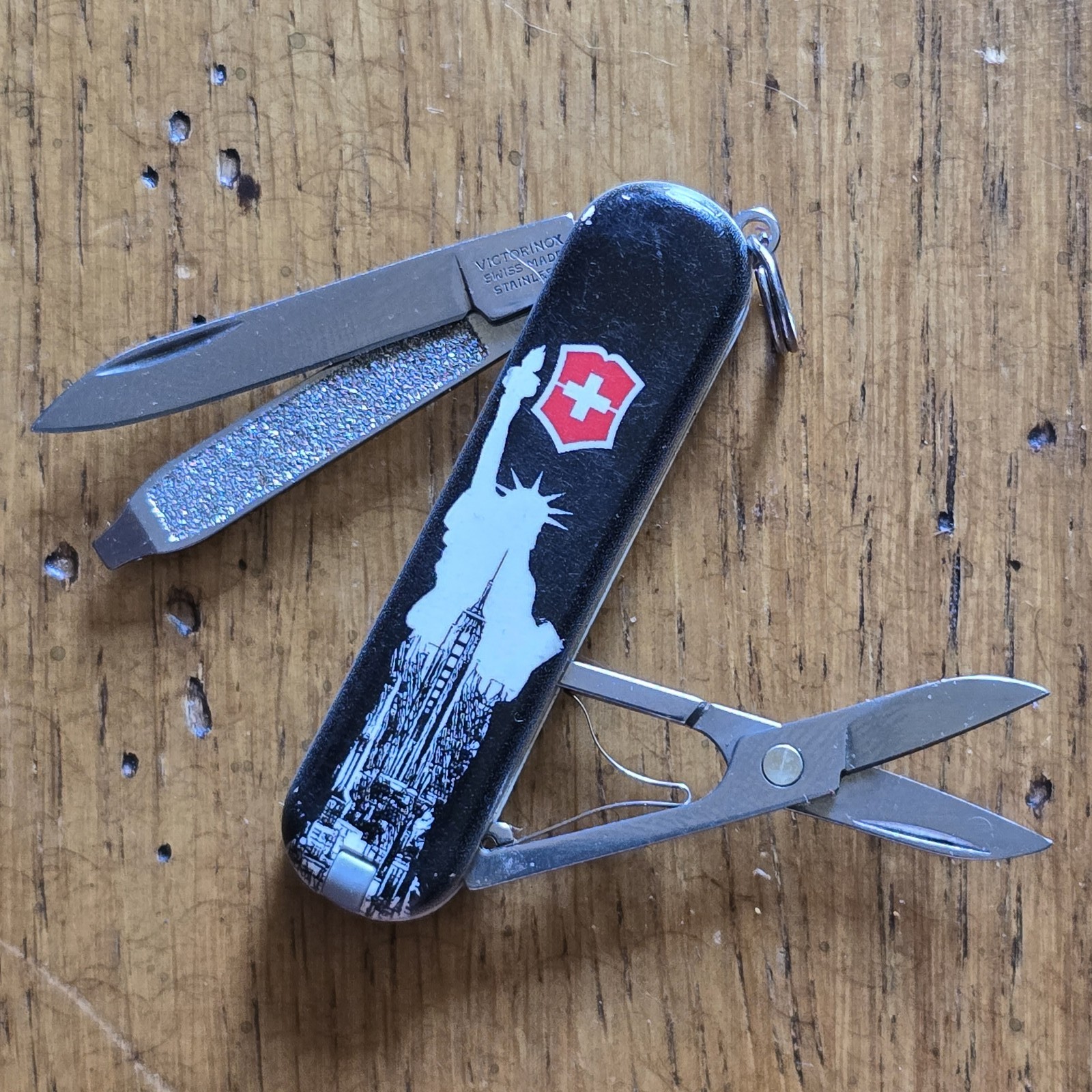 VICTORINOX SWISS ARMY KNIFE CLASSIC SD LIMITED EDITION CITY OF LOVE 2018 EIFFEL