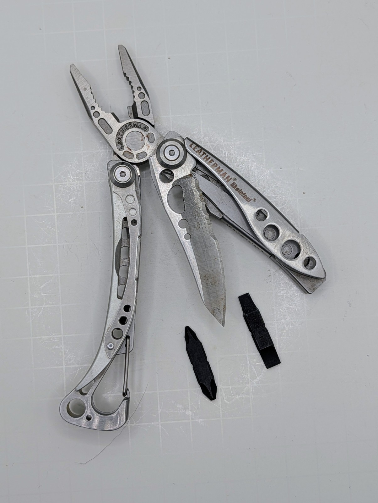 LEATHERMAN Skeletool Stainless Multi Tool Serrated Blade Knife w New Bits
