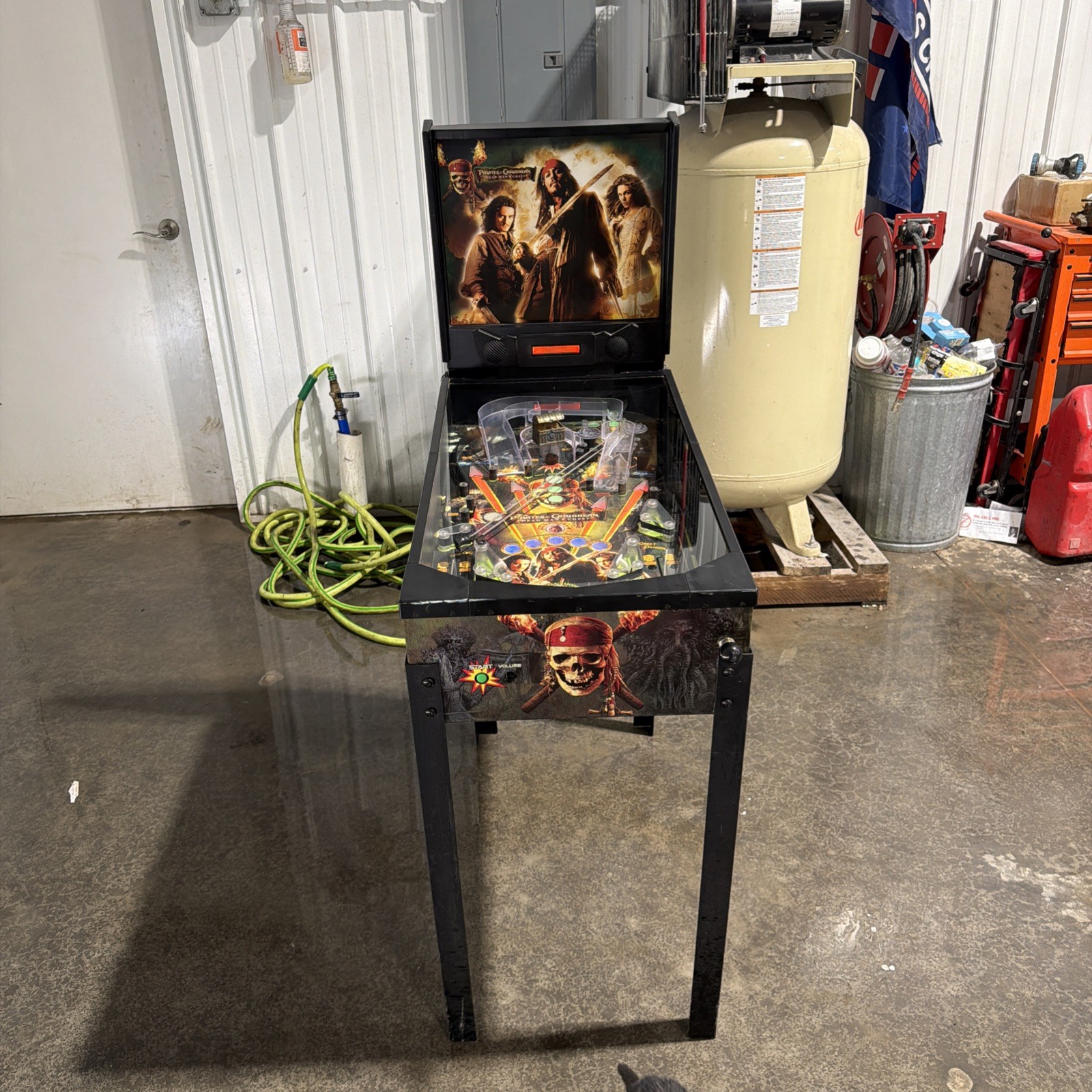 Pirates of The Caribbean Zizzle Pinball Machine