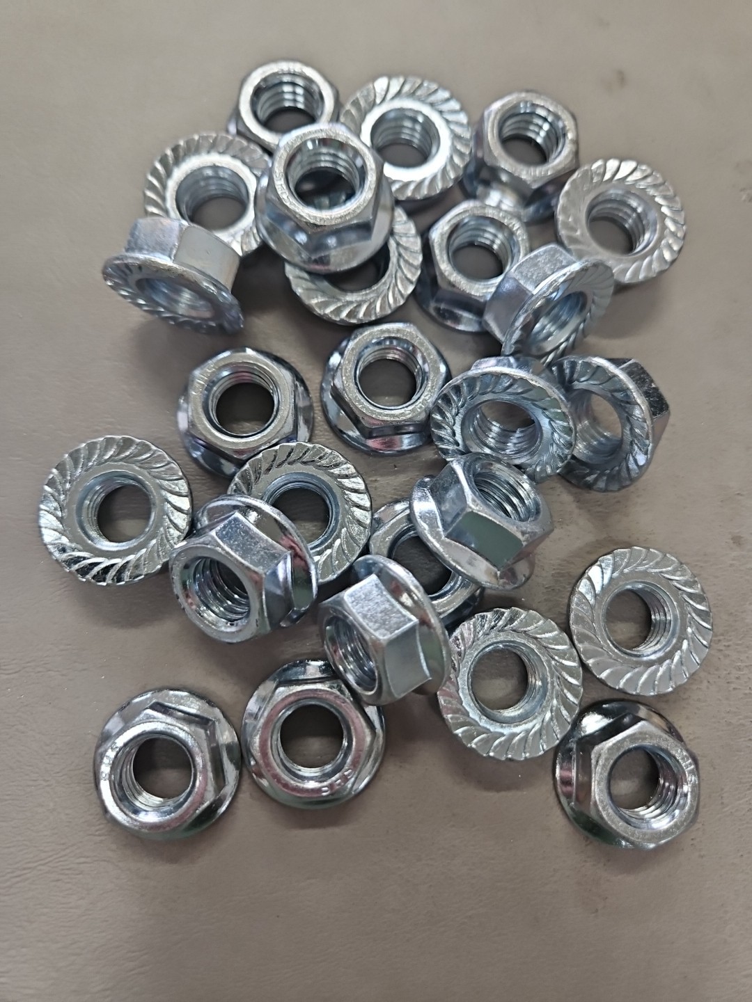1/2-13 case hardened hex serrated flange nuts steel zinc (25)